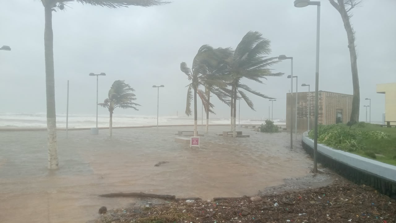 Oleaje invade el malecón costero de Coatzacoalcos y cierran tramo vial