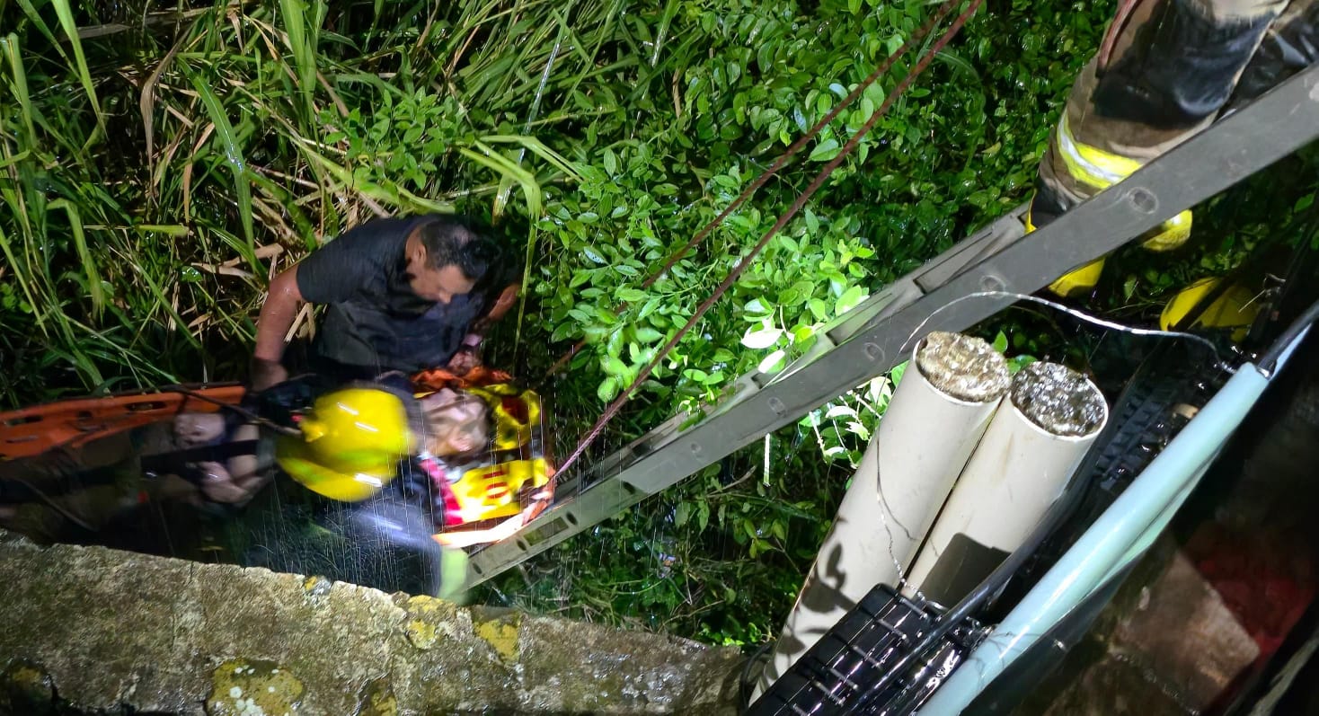 Pareja es rescatada tras quedar sujeta a tubos en el río Jamapa