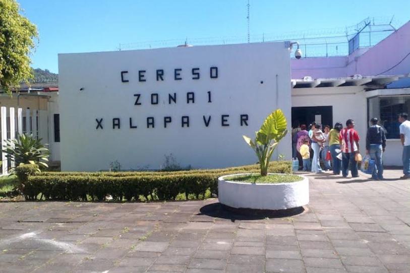 Tras cateo en Xalapa, trasladan a Pacho Viejo a hombre sentenciado por violación