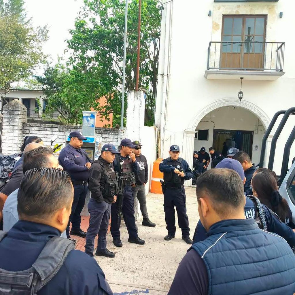 Policias-de-Emiliano-Zapata-protestan-por-salarios-y-exigen-respuesta-al-alcalde-