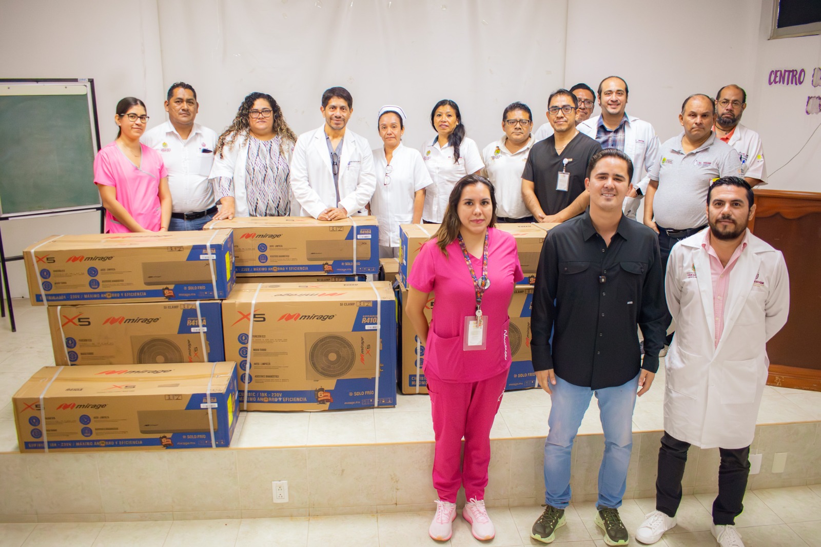 Rafa Fararoni entrega equipos de aire acondicionado al Hospital General de San Andrés Tuxtla