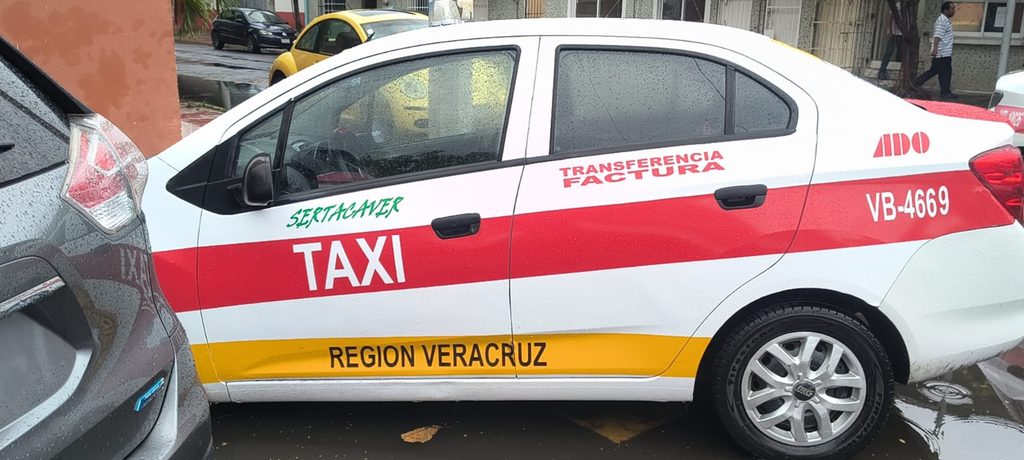 Apuestan por la seguridad: implementan códigos QR en taxis del puerto de Veracruz
