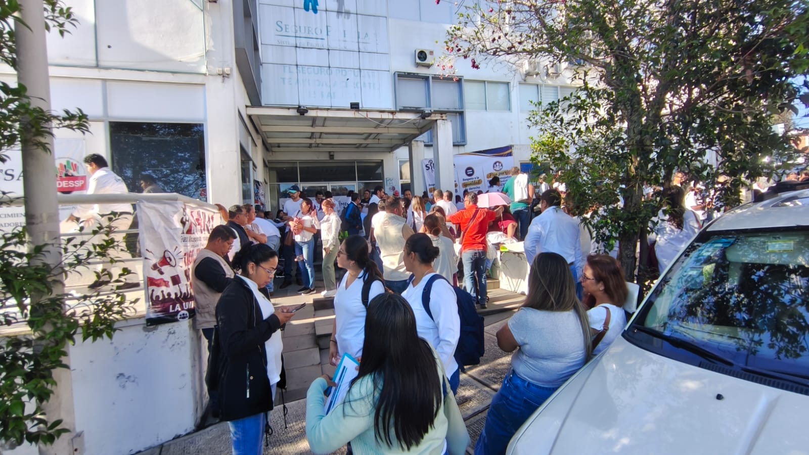Toman trabajadores de salud oficinas de IMSS-Bienestar en Xalapa