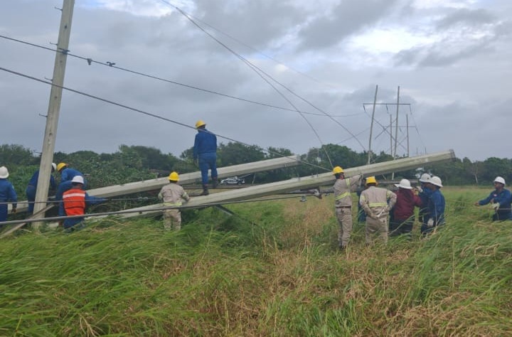 Frente frío 2 derriba torres de alta tensión y deja a 22 mil personas sin luz en Veracruz