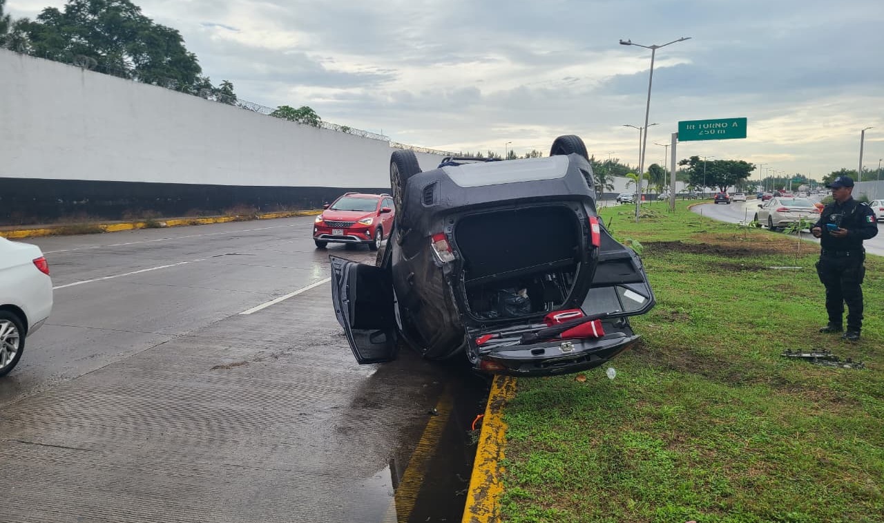 Volcadura en avenida Fidel Velázquez de Veracruz deja un hombre grave