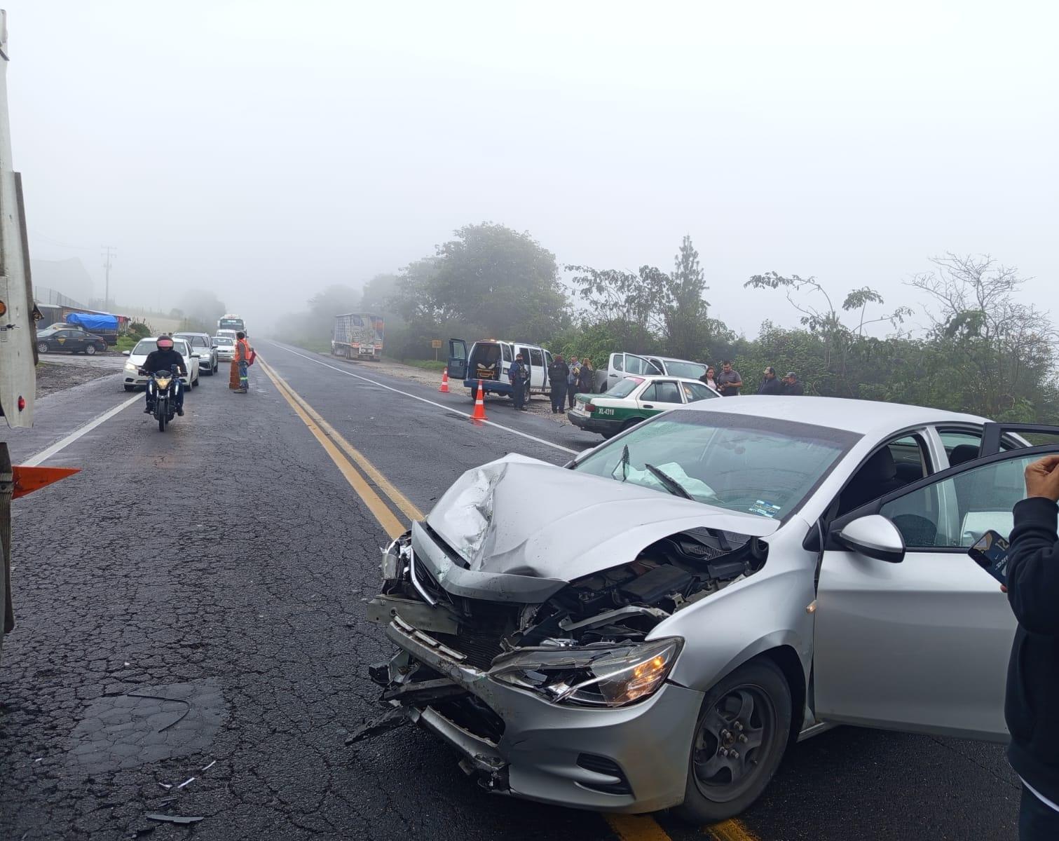 Accidente entre taxi y auto particular en la carretera Xalapa-Perote moviliza a emergencias