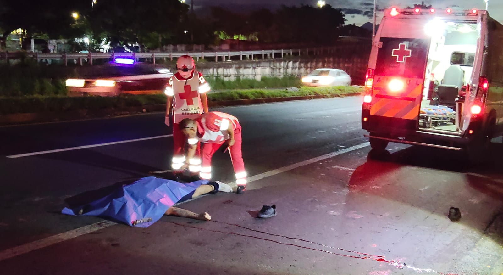 Hombre muere atropellado en la carretera Veracruz-Xalapa; conductor huye