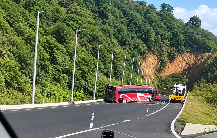 Accidente de autobús turístico en Maltrata deja una mujer muerta