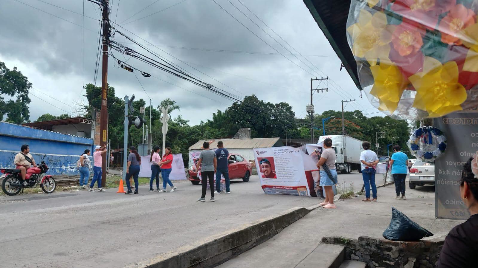 Bloquean carretera Córdoba-Peñuela para exigir localizar con vida a Javan Omar