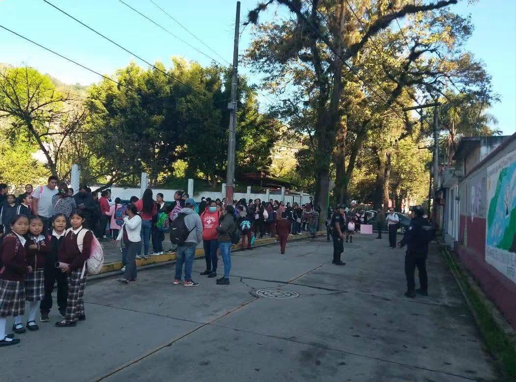 Bloqueo en carretera Tequila-Tehuipango deja sin clases a 400 alumnos