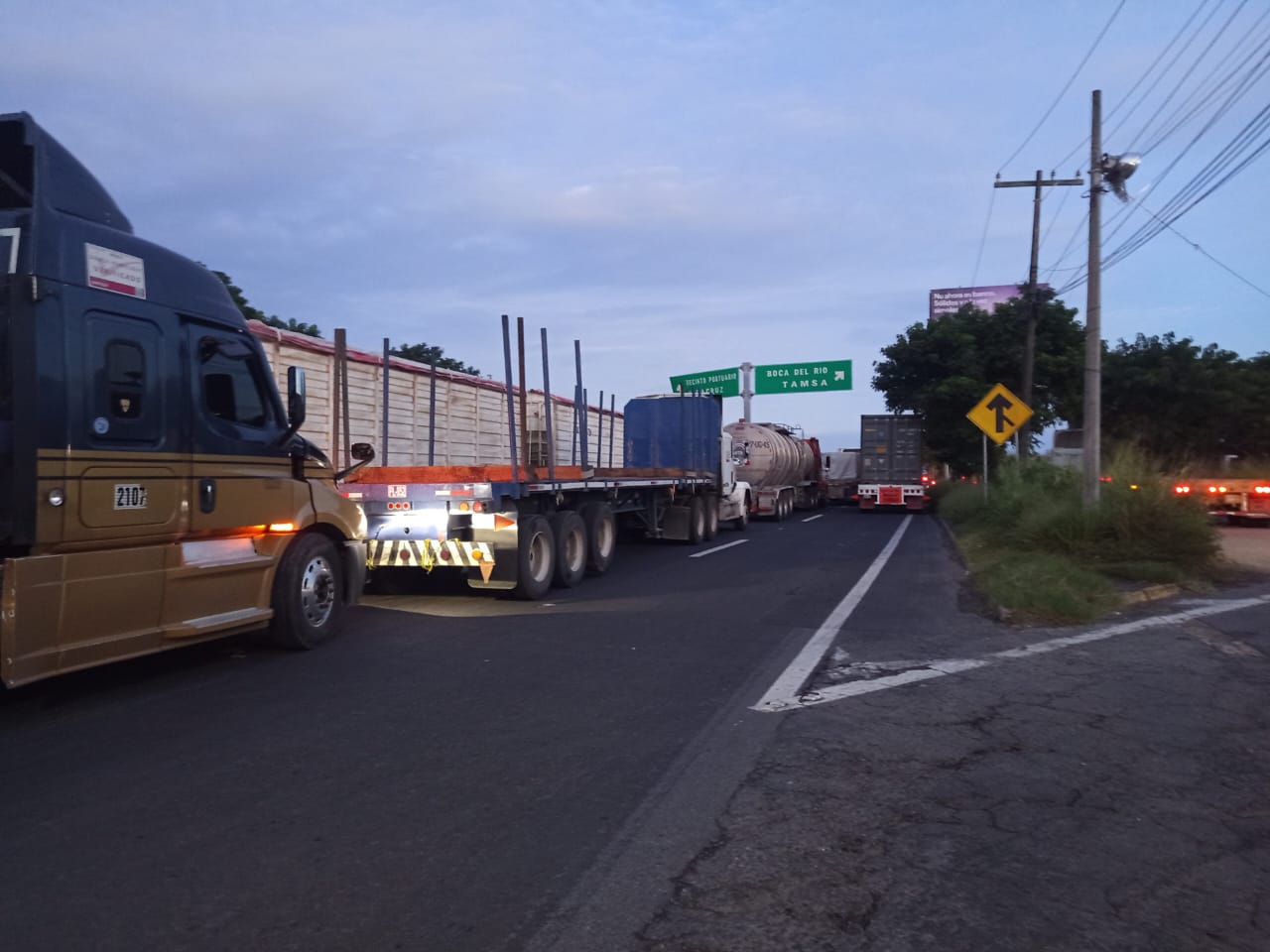 Bloqueo de transportistas colapsa vías de Veracruz por 12 horas