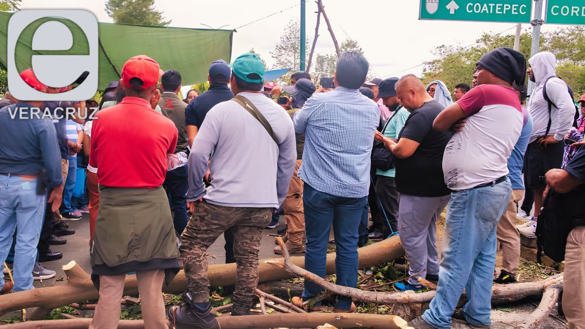 Retiran maquinaria y paran obra en vía de Coatepec; vecinos amagan con bloqueos