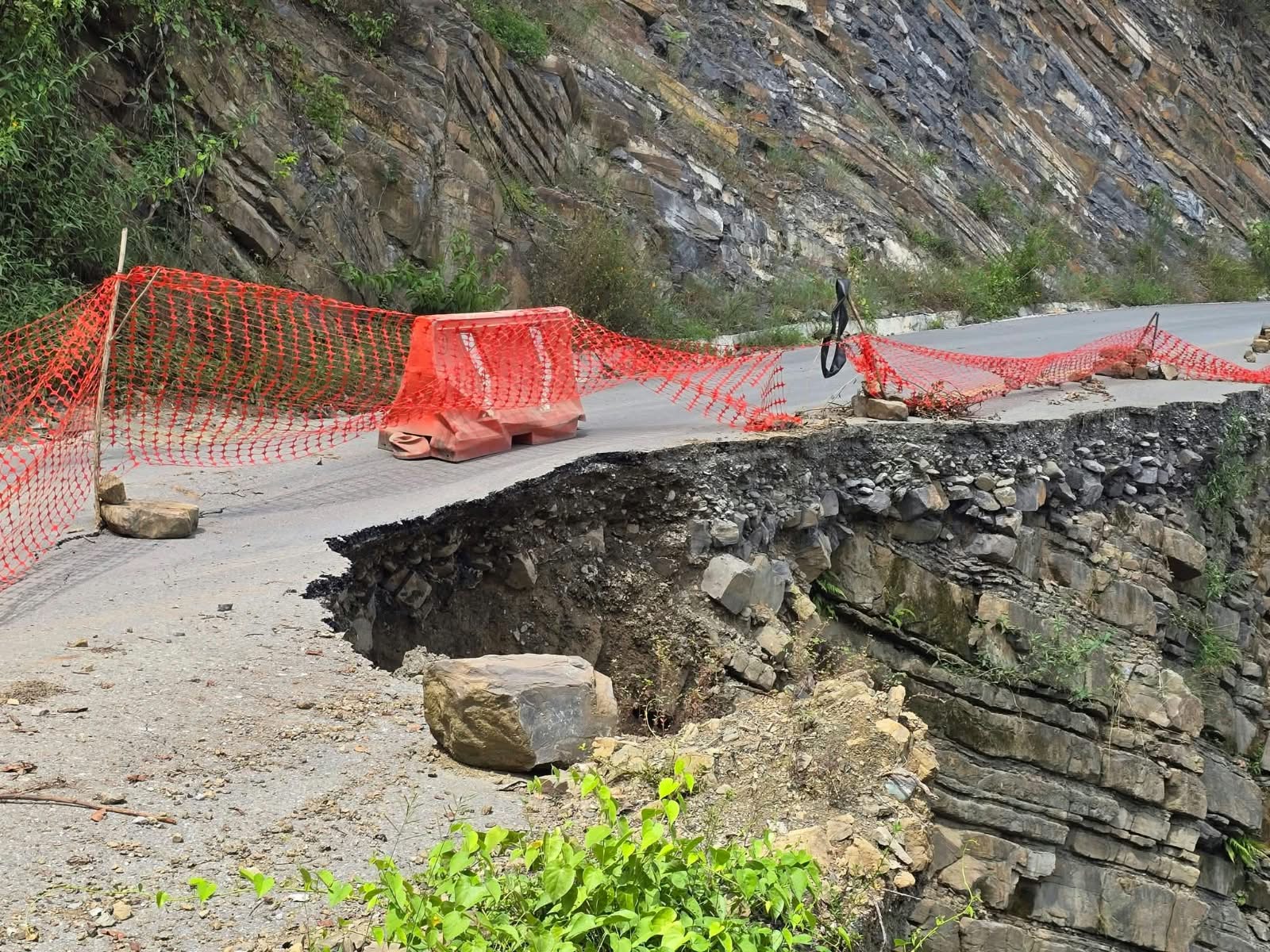 Lluvias tapan carretera Zontecomatlán-Huayacocotla; tráileres no pueden pasar