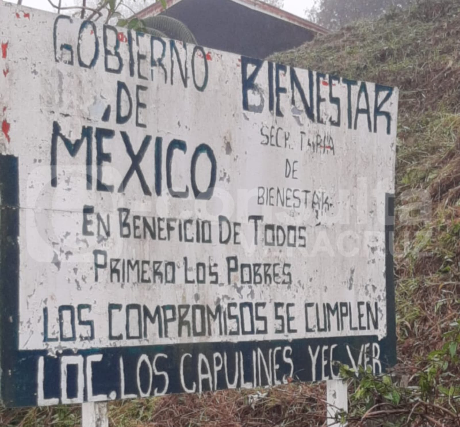 Habitantes reparan por su cuenta los baches de la carretera Xalapa-Misantla ante el abandono vial