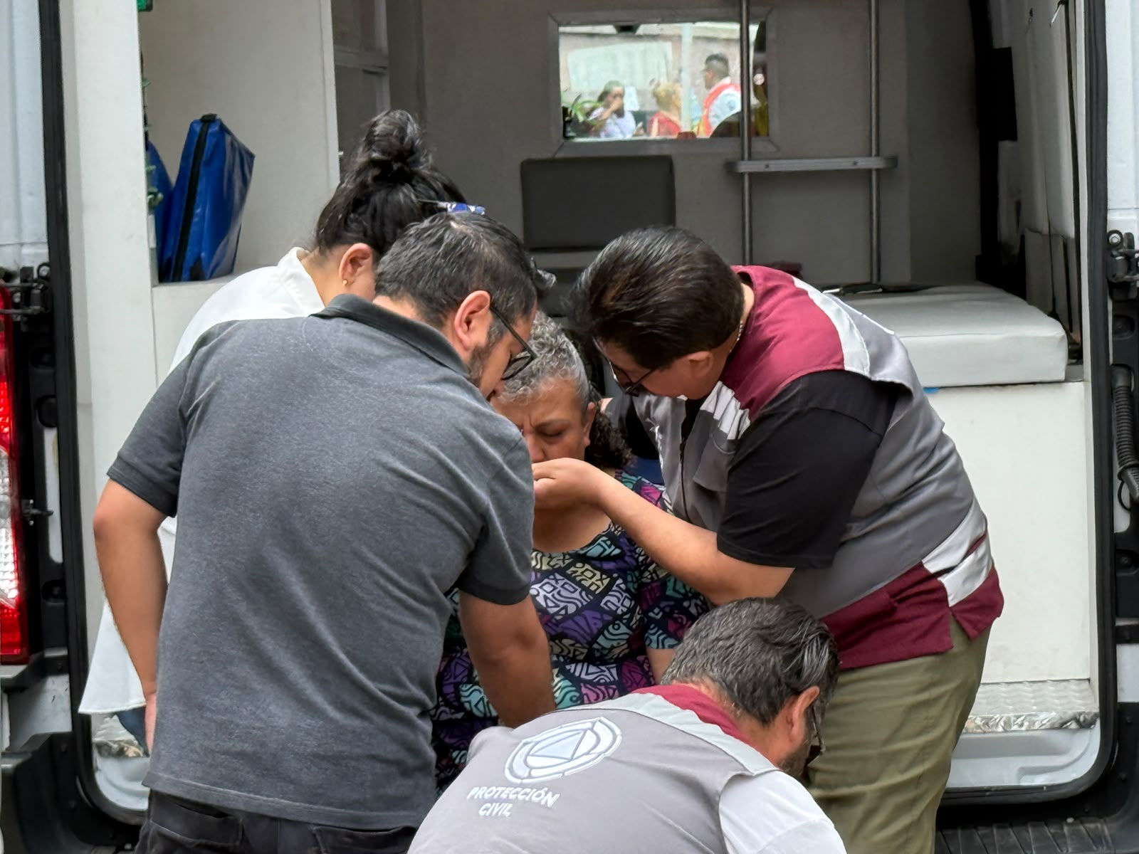 Evacúan escuela y negocios del centro de Xalapa por reporte de fuga de gas