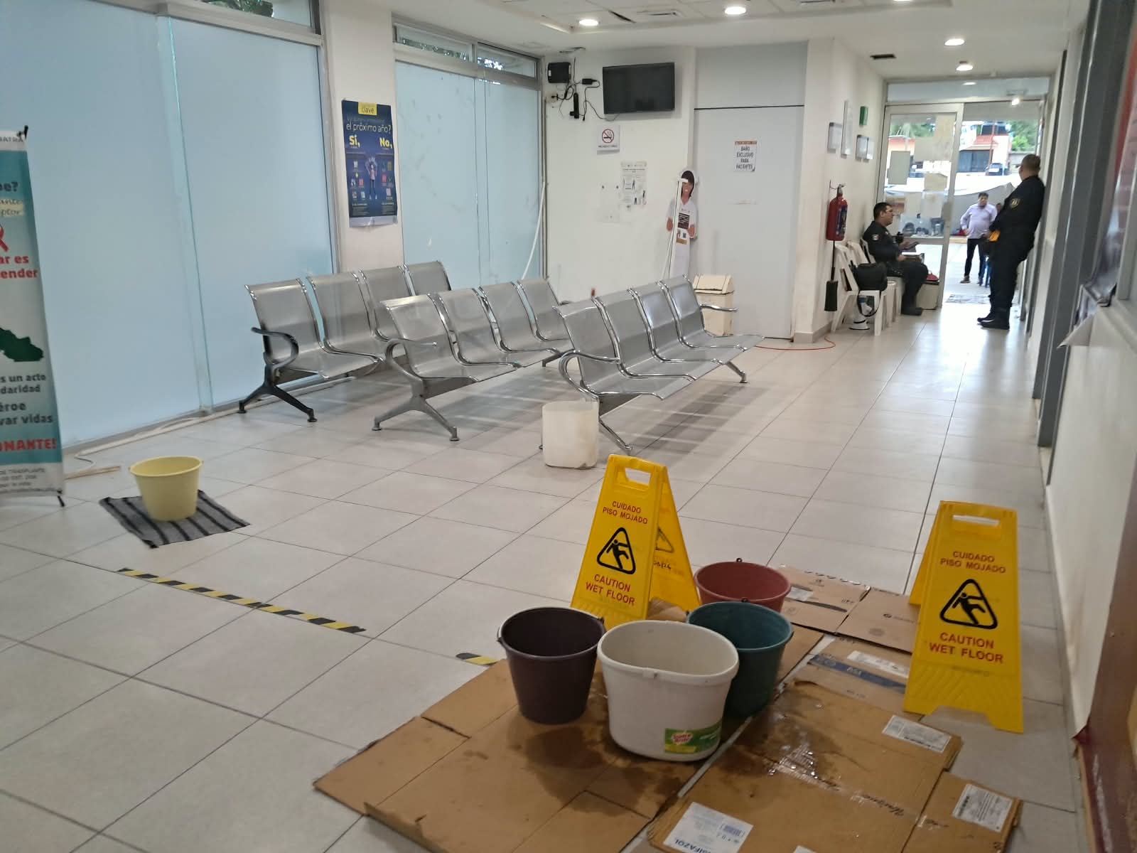 Fotos | Por goteras, así luce con cubetas el Hospital Regional de Poza Rica