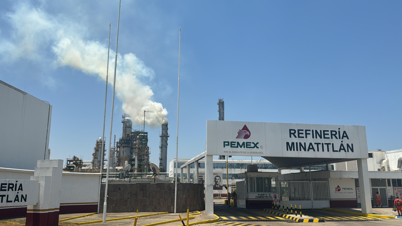 Esta es la razón del humo amarillo en la refinería de Minatitlán