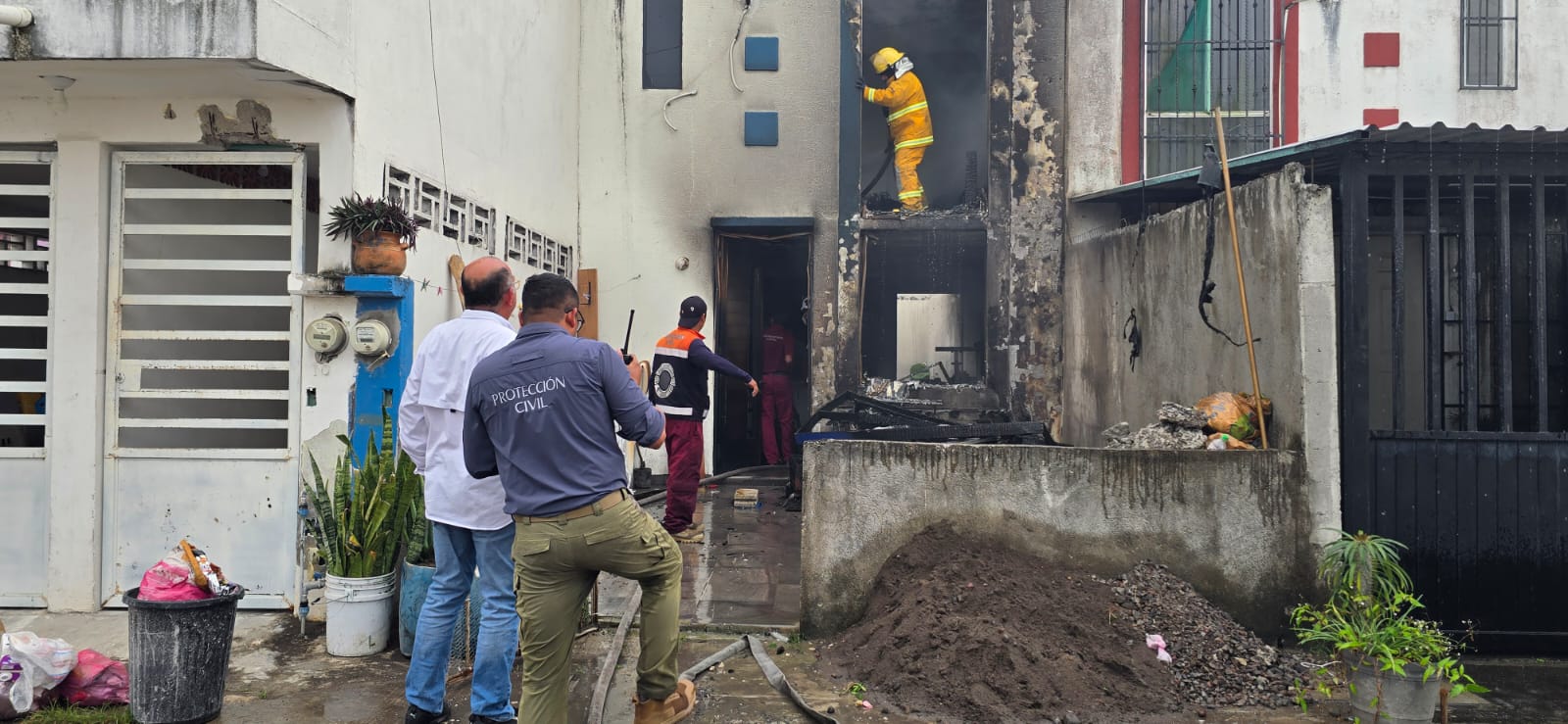 Incendio consume casa en Medellín de Bravo; bomberos rescatan a menor y mascotas