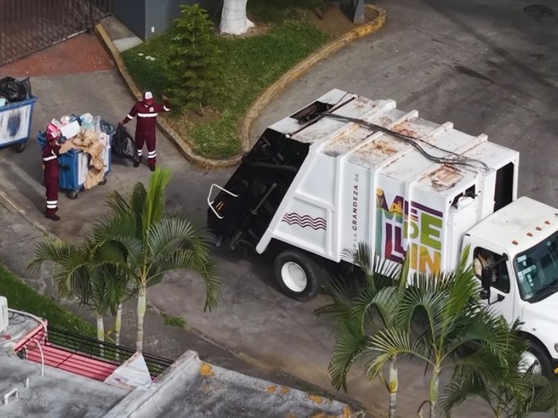 Trabajador de Limpia Pública cae de camión recolector en Medellín de Bravo