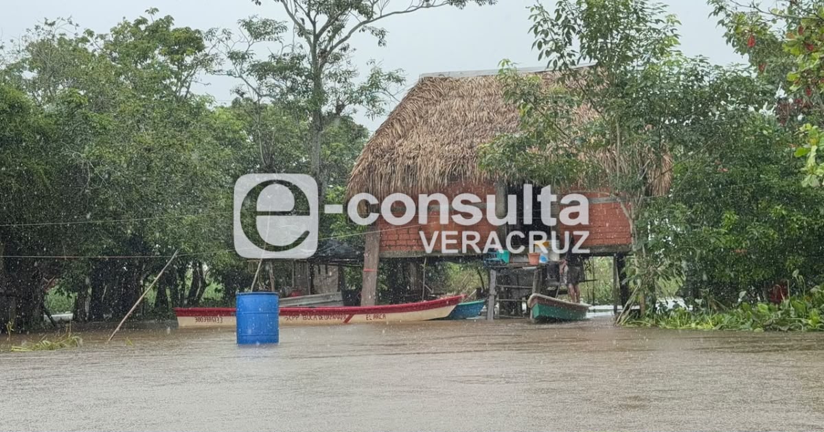 &#8220;Nos tienen en el olvido&#8221;: localidad de Minatitlán enfrenta inundación sin ayuda