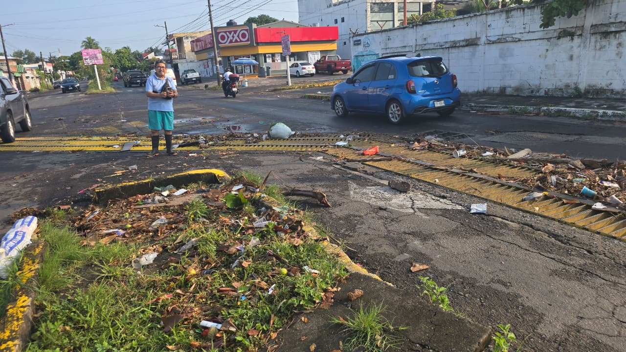 Tras lluvias, colapsan alcantarillas del Floresta por acumulación de basura