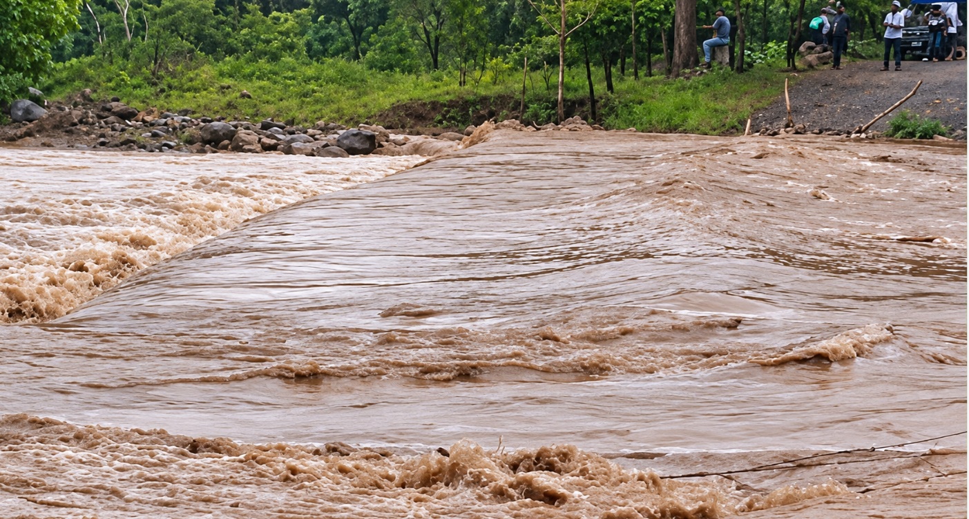 Lluvias dejan bajo el agua puente Pilapillo y provocan derrumbe en Tatahuicapan