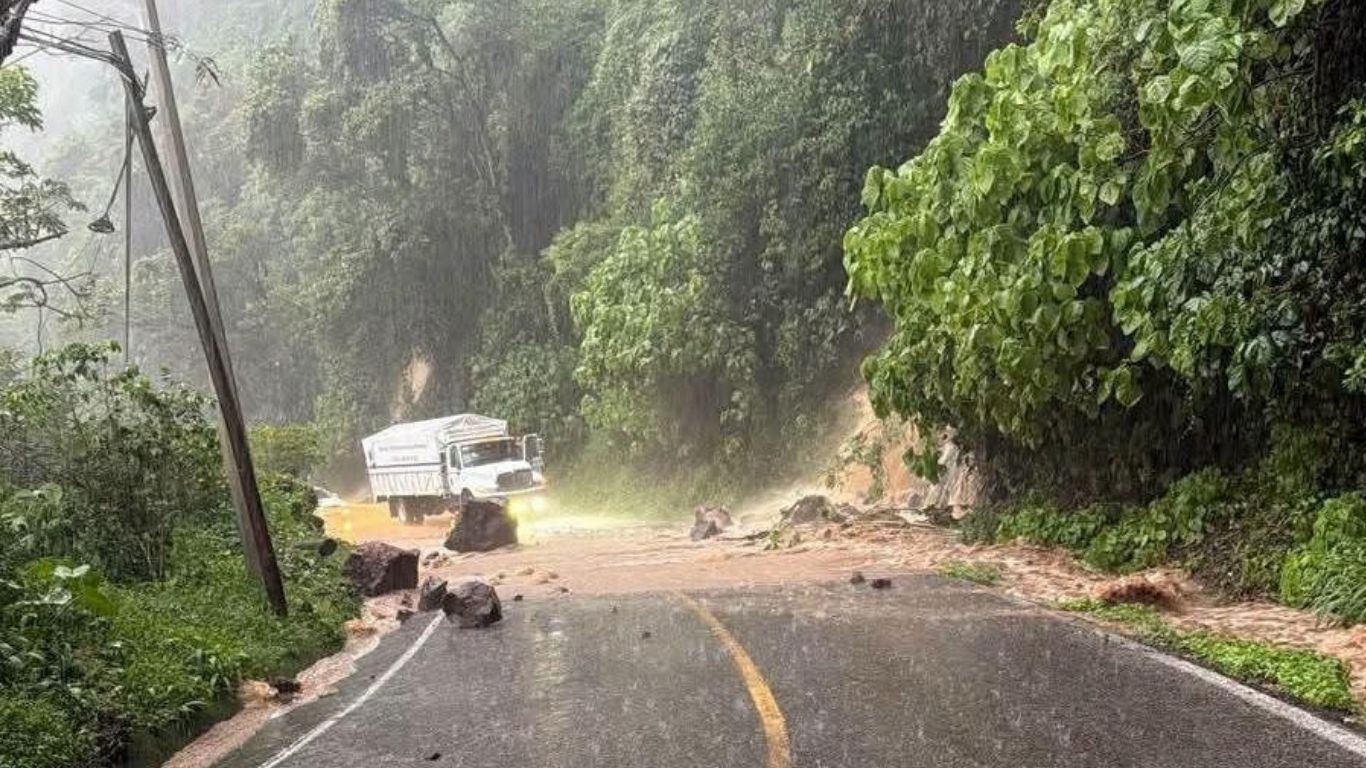 Cierran Barranca de Matlacobatl por lluvias en la carretera Xico-Coatepec