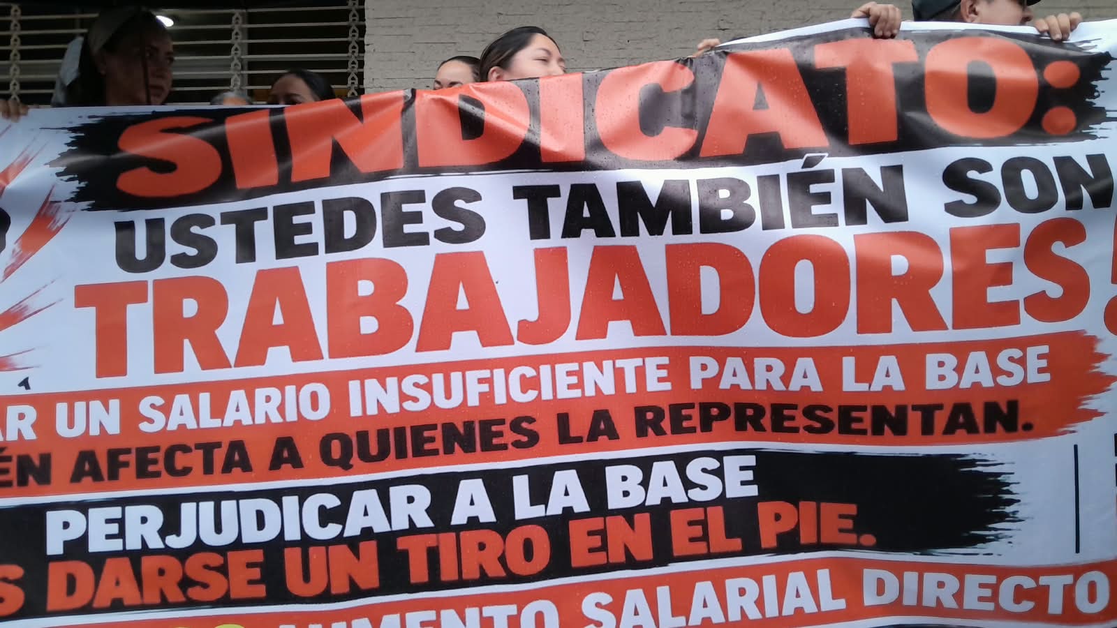 Trabajadores del IMSS en Xalapa protestan contra aumento salarial de 2.9%