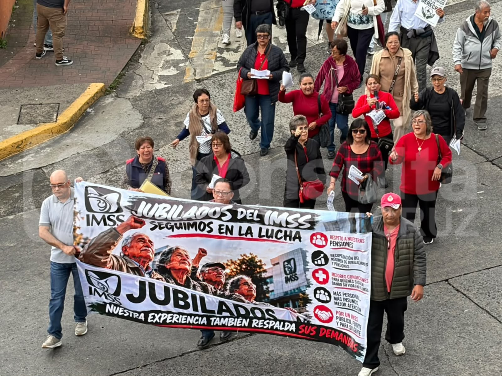 Trabajadores del IMSS protestan y piden destituir a su dirigente nacional