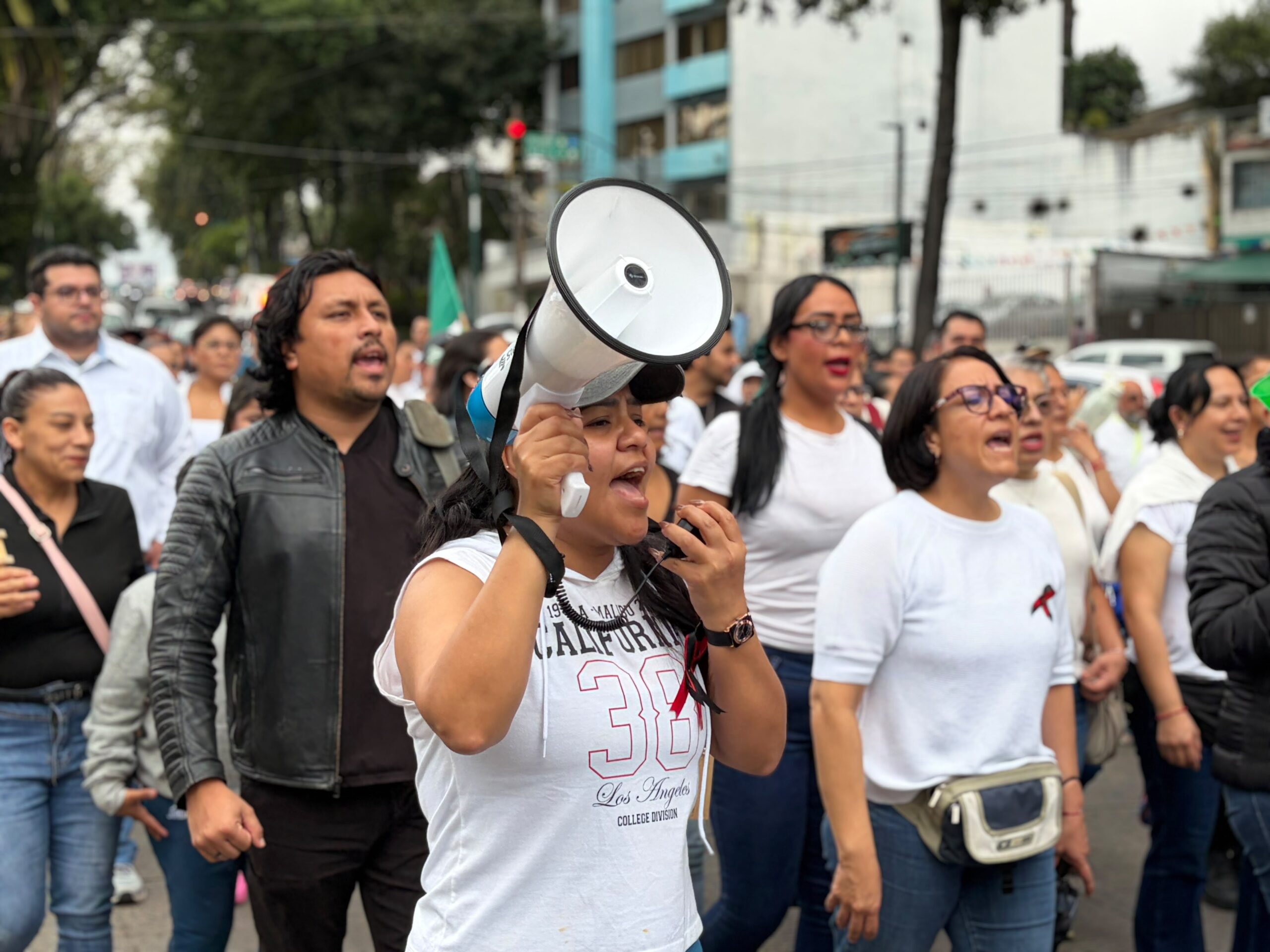 Trabajadores del IMSS protestan en Xalapa por aumento salarial digno
