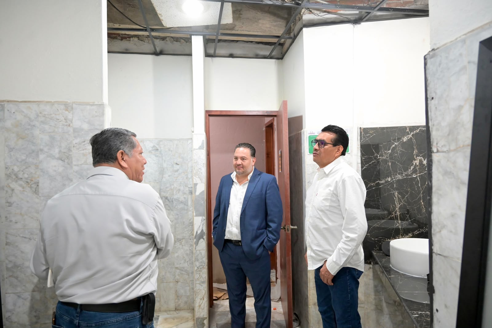 Supervisa presidente de la Jucopo trabajos de mantenimiento al inmueble del Congreso
