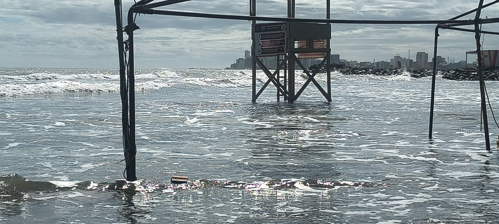 Marejada aleja turistas y deja sin ingresos a palaperos de Villa del Mar en Veracruz