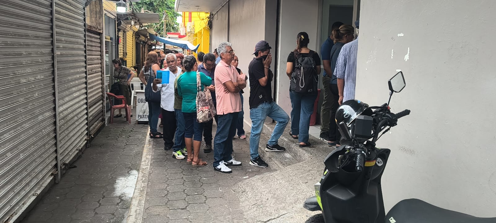 Larga fila en Monte de Piedad Veracruz tras reapertura; clientes buscan recuperar sus prendas