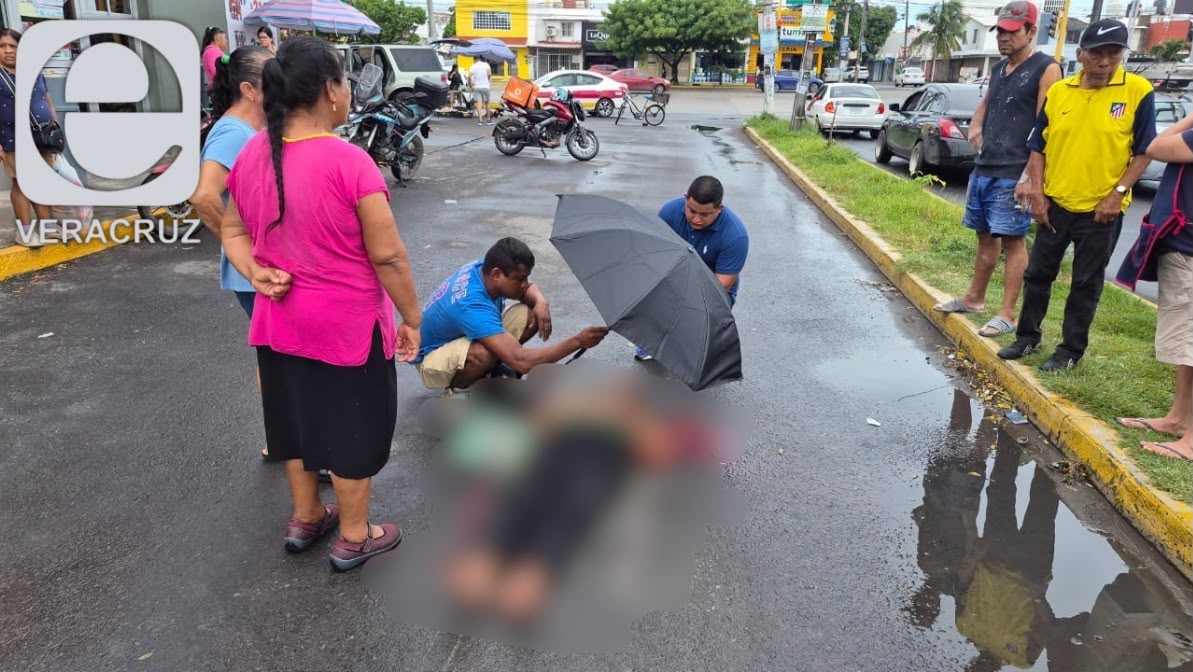 Motociclista atropella a mujer de 61 años y la deja grave en calles de Veracruz