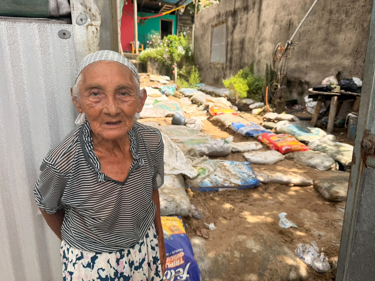 Improvisan barreras ante riesgo de deslaves por lluvias en Coatzacoalcos