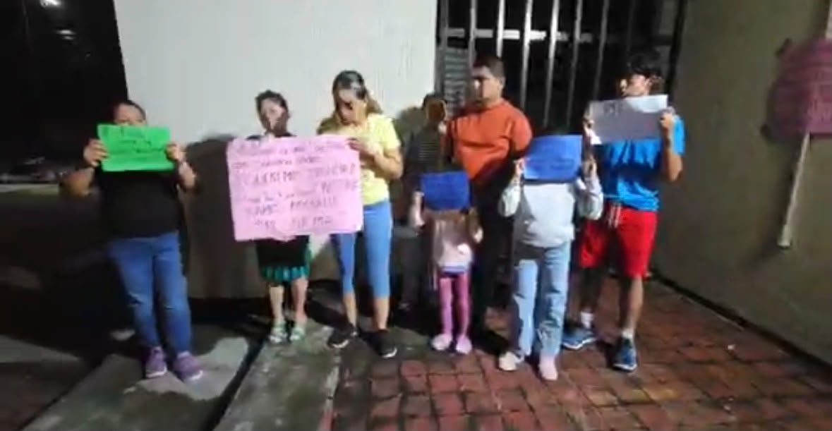 Protestan frente al IMSS de Paso del Macho para exigir justicia por la doctora Cristina Ramos