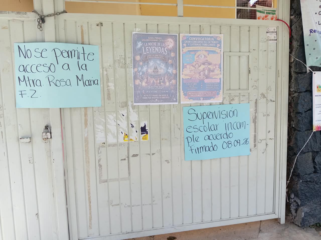 Padres toman primaria en Xalapa; acusan que 20 alumnos siguen sin maestra