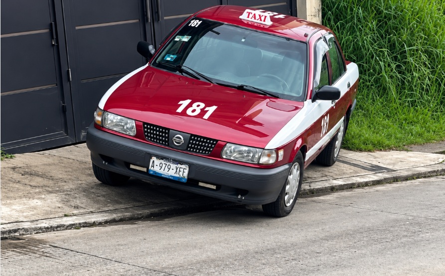 Matan a balazos a taxista mientras manejaba en Coscomatepec