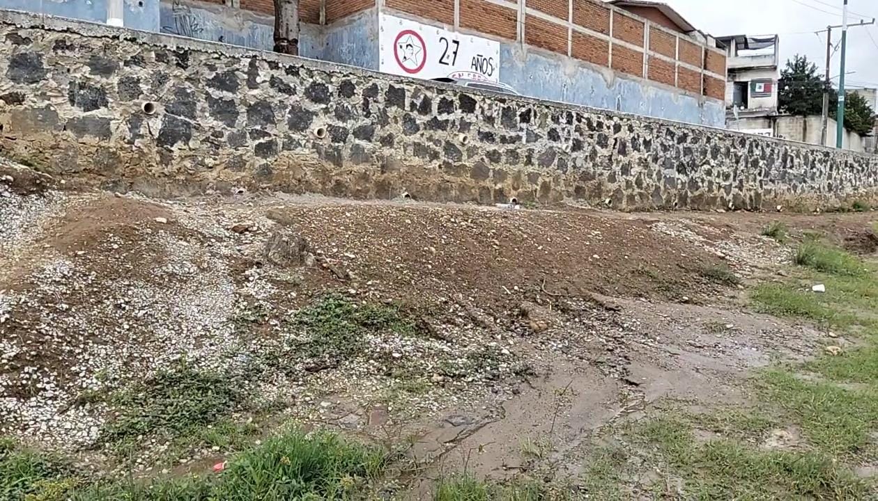 Alumnos y maestros cruzan lodo para entrar a esta telesecundaria de Xalapa